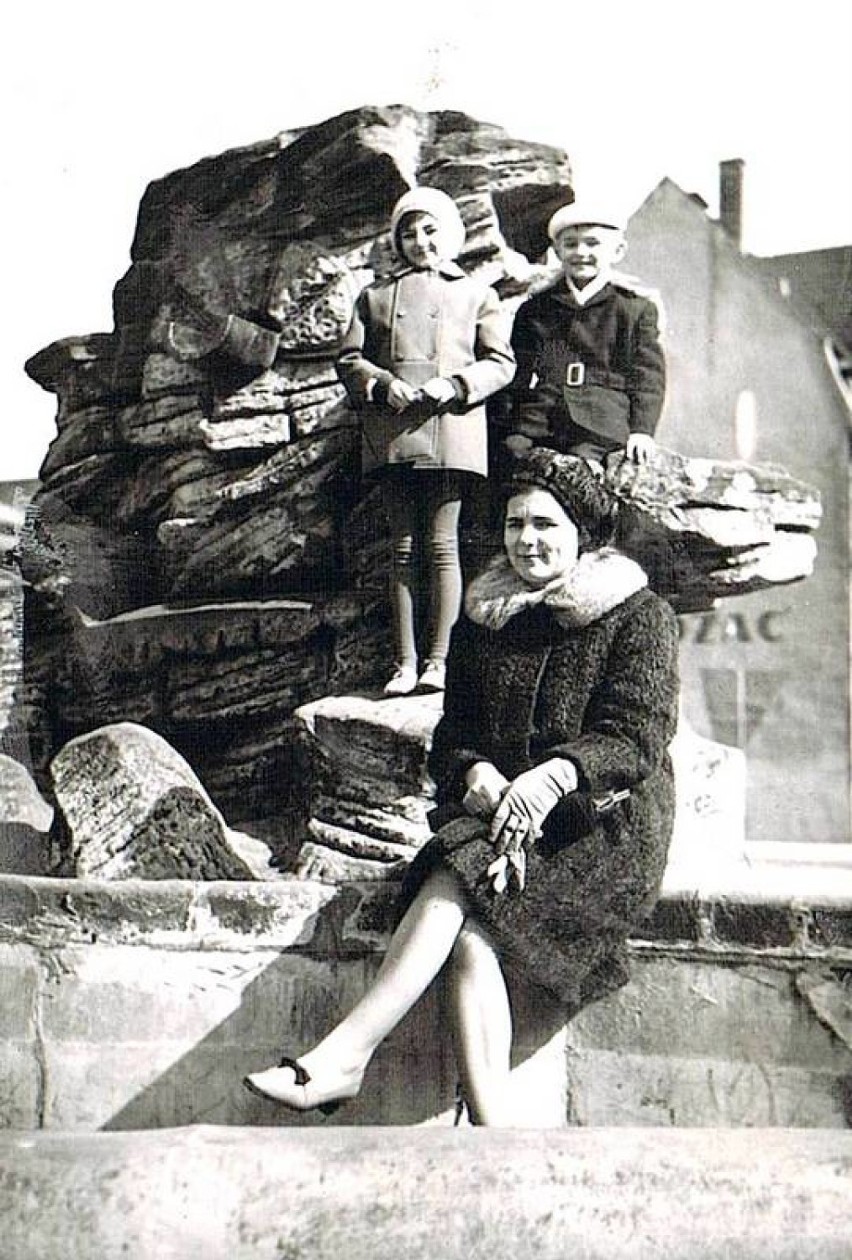 Pan Krzysztof z siostrą i mamą przy fontannie na rynku. Nie...