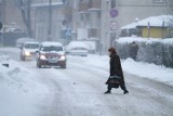 To dopiero były zimy w Jeleniej Górze i okolicy. Do schroniska Samotnia wchodziło się przez okno, a ulice zasypane były śniegiem (ZDJECIA)