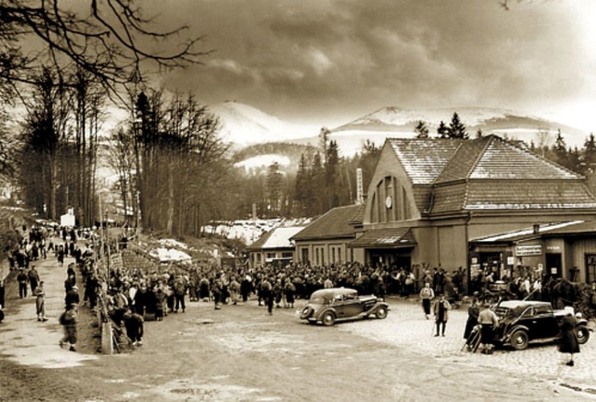 Karpacz w latach 30-tych przyciągał turystów z całej Europy. Zobacz jak kiedyś wyglądało miasto pod Śnieżką