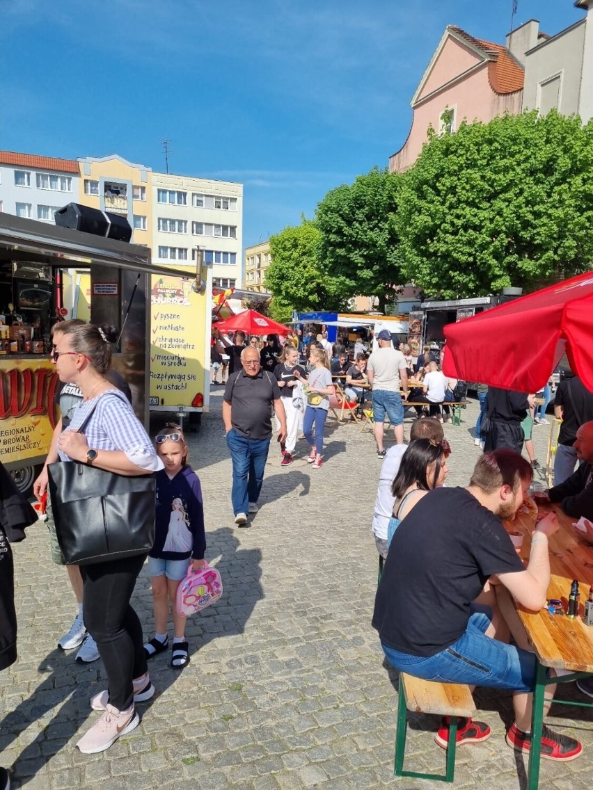 Food tracki na rynku w Dzierżoniowie. Dzierżoniowski Festiwal Smaków Świata znów w naszym mieście [ZOBACZ GALERIĘ]