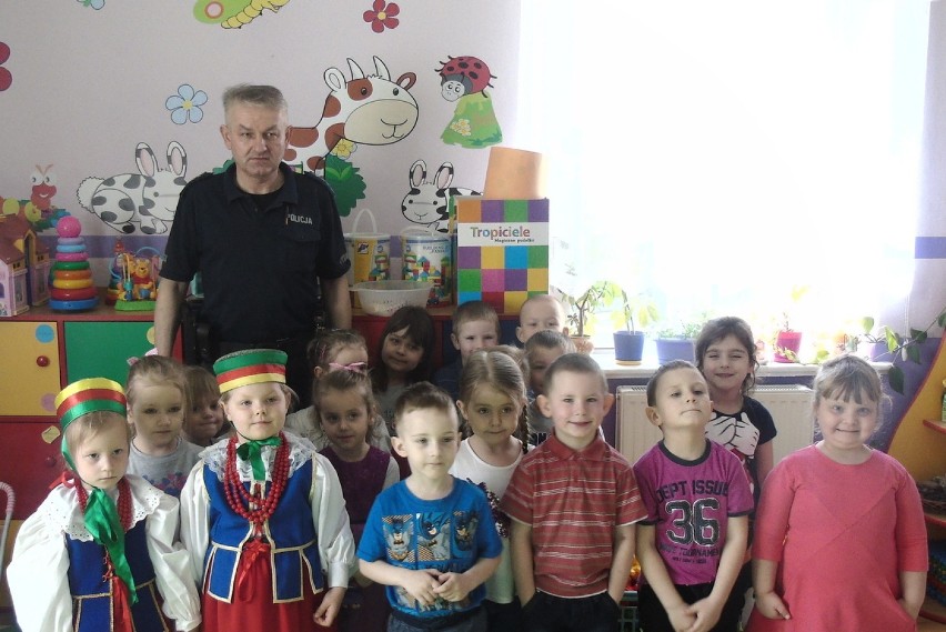 Dzielnicowi z Dobrzynia nad Wisłą z wizytą u przedszkolaków w regionie [zdjęcia]