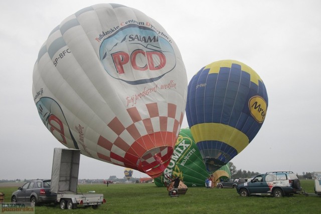 Kończą się już 17. Włocławskie Zawody Balonowe 2017 na lotnisku w Kruszynie. W imprezie wystartowało 14 pilotów. Niestety, wyjątkowo niesprzyjająca aura utrudniała loty. Odbyły się zaledwie trzy. Z powodu mżawki nie udała się też gala balonowa. Wkrótce podamy wyniki.



