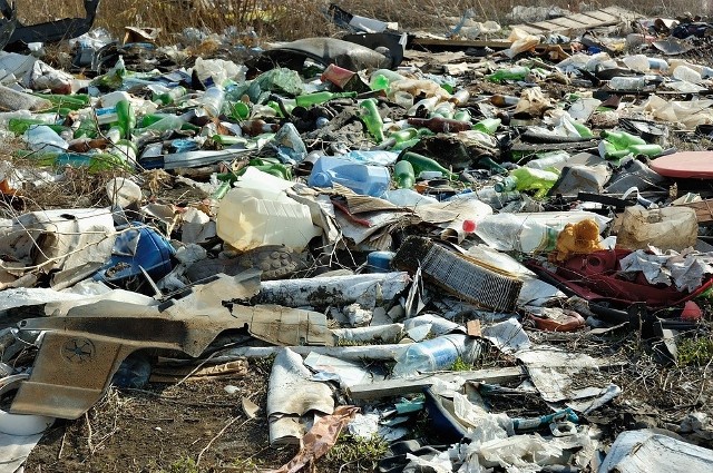 Przepełnione kontenery na śmieci spowodowane przez panującą obecnie pandemię to wszechobecne zjawisko. Sprawdziliśmy jak ta sytuacja wpłynęła na gospodarkę odpadami w Kozienicach.