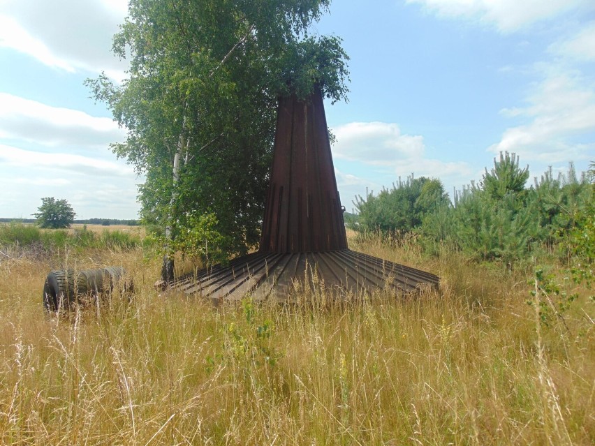 Gigantyczna konstrukcja pod Częstochową - znajduje się w szczerym polu. Co to takiego? Zobacz ZDJĘCIA w naszej galerii