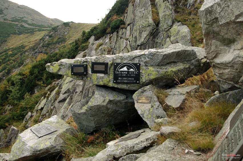 Cmentarz Ofiar Gór w Karkonoszach. Miejsce pamięci na wysokości 1300 m n.p.m. w Kotle Łomniczki