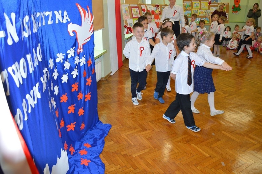 Dla Niepodległej przedszkolaki ze Stalowej Woli wykonały patriotyczny program