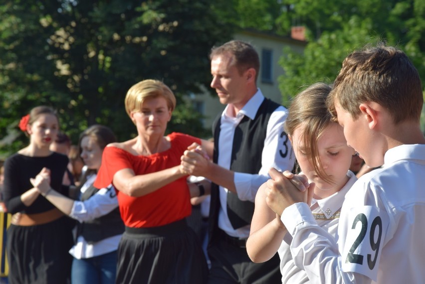 79 par zatańczyło tango argentyńskie na kortach Centrum...