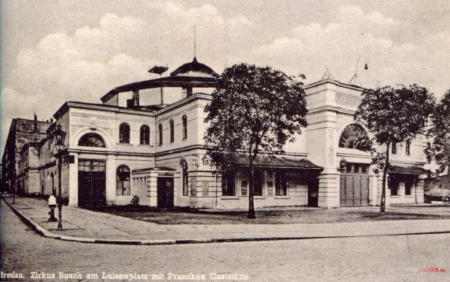 Cyrk Buscha na rogu pl. Rozjezdnego i Jemiołowej. Lata 1935-1944. Cyrk spłonął w 1945 r.

ZOBACZCIE TEŻ INNE STARE ZDJĘCIA BRESLAU W NASZYM SERWISIE SPECJALNYM
Zdjęcia dzięki uprzejmości fotopolska.eu