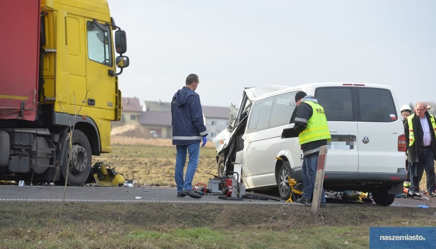 Tragiczny wypadek na drodze Włocławek - Inowrocław. 3 osoby nie żyją [zdjęcia]