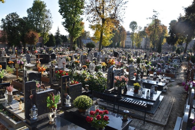 Wszystkich Świętych coraz bliżej. Wierni porządkują groby bliskich