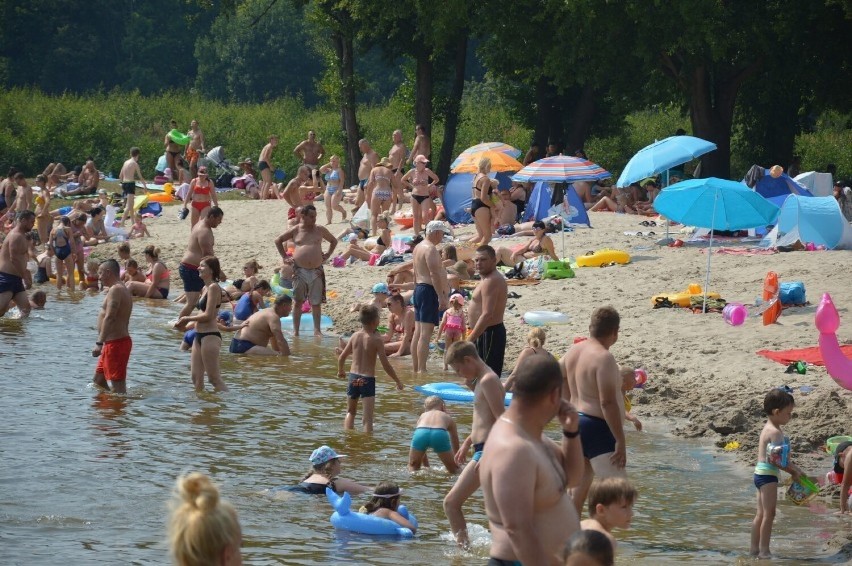 Zalew w Małomicach od kilku lat przyciąga tłumy plażowiczów.