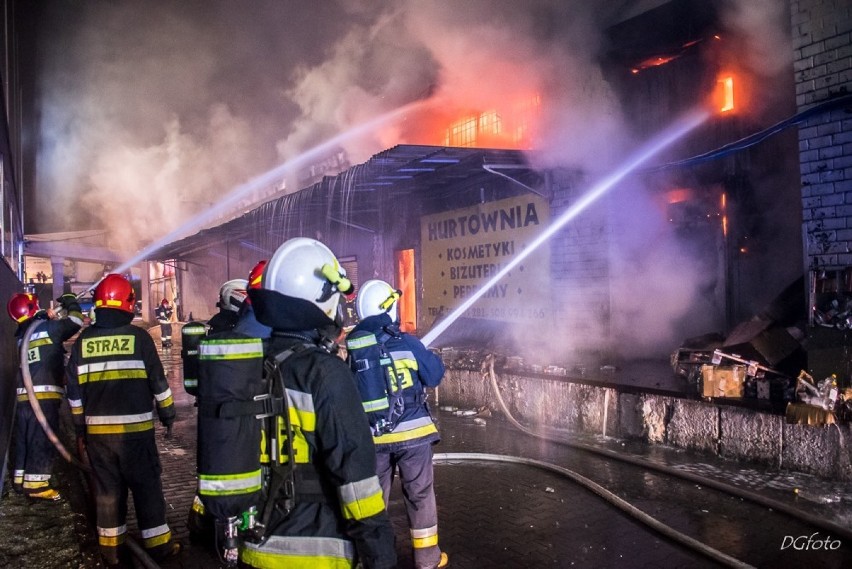 Katowice: Pożar hali magazynowej w Załężu [zdjęcia z akcji gaśniczej]. Co było przyczyną pożaru?