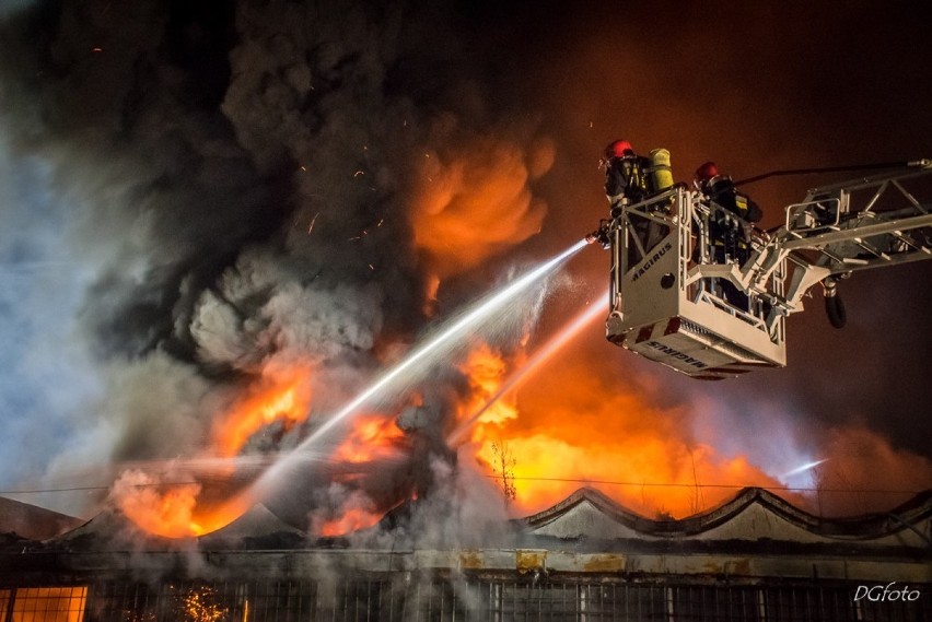 Katowice: Pożar hali magazynowej w Załężu [zdjęcia z akcji gaśniczej]. Co było przyczyną pożaru?
