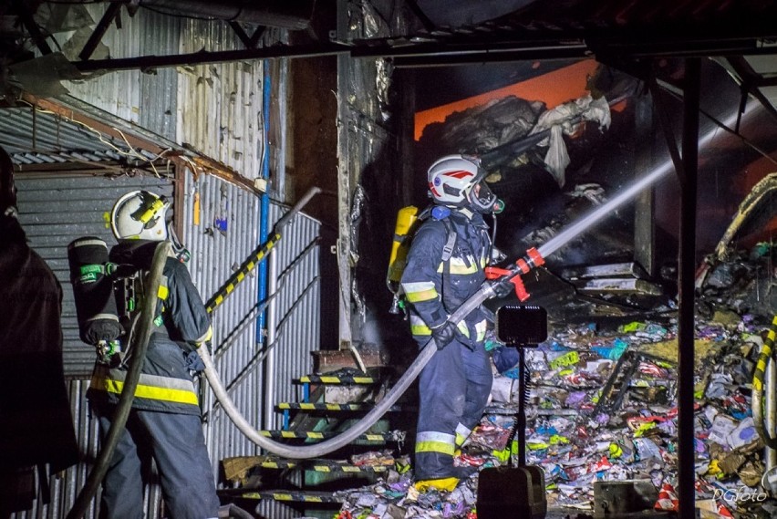 Katowice: Pożar hali magazynowej w Załężu [zdjęcia z akcji gaśniczej]. Co było przyczyną pożaru?