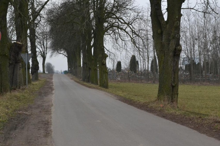 Zwłoki 54-latka znaleziono przy tej drodze w Jankowie...