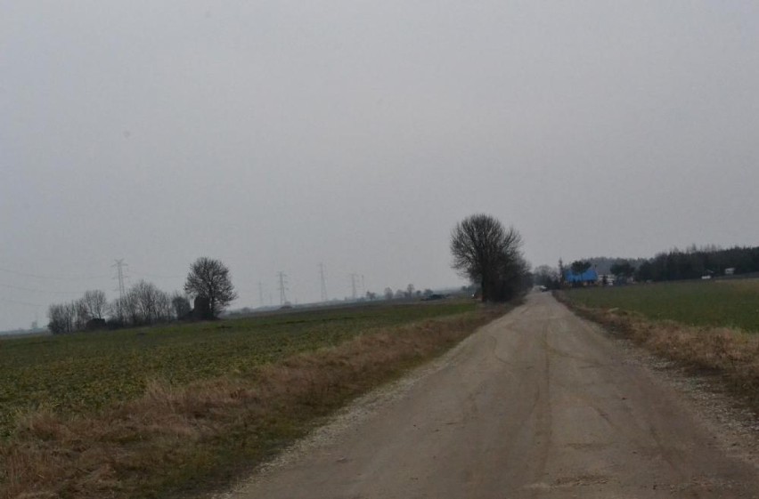 Zwłoki 54-latka znaleziono przy tej drodze w Jankowie...