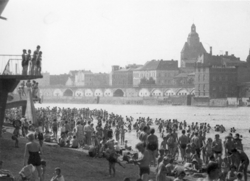 Tłumy na plaży przy Warcie