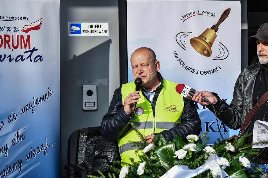 Nauczycielski protest związkowy pod kuratorium w Bydgoszczy. Nauczyciele: pensje są za niskie