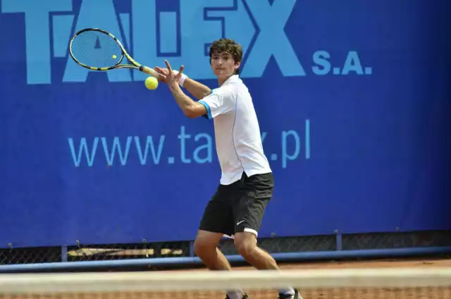 Przemysław Michocki (Akademia Tenisowa Angelique Kerber Puszczykowo, biała koszulka)  - Marcin Morawski (AZS Łódź, niebieska koszulka) 6:3, 6:3