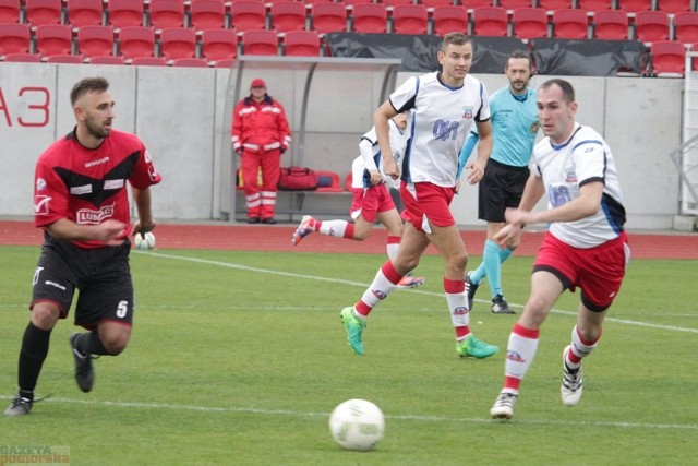 Lider Włocławek - Kujawiak Lumac Kowal 2:2 (0:1).

Bramki: Stępniak (63), Ł. Grube (85) - Suchomski (9, karny), Shvets (49).
LIDER: Stawicki - Kowalski, Czyżewski, B. Grube, Bobrowski, Dewil, P. Szablewski, Wojtczak, T. Szablewski, Dudkiewicz, Ł. Grube.
KUJAWIAK: Bednarski - Gawłowski, Suchomski, Mikołaj Jakubowski, Gajewski, Ciesielski, Shvets, Śmigiel, Kwiatkowski, Witold Jakubowski, Ratajczyk. 


Mecz IV ligi Lider Włocławek - Kujawiak Kowal

