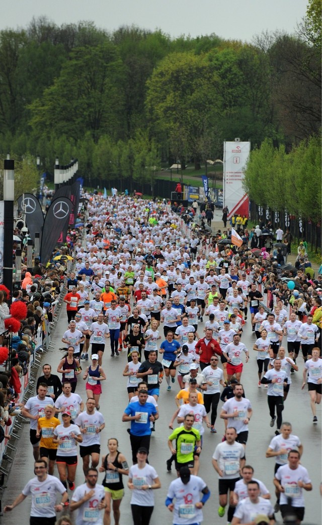 Utrudnienia w ruchu, Warszawa. Maratończycy przebiegną przez miasto