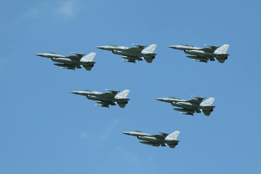 Samoloty  F16 z Łasku na pokazie lotniczym w Warszawie 15 sierpnia. Takie zdjęcia zrobili piloci