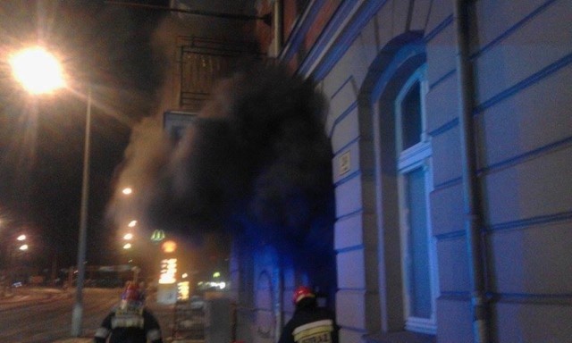 Pożar objął parter klatki schodowej w budynku przy ul. Focha 24.