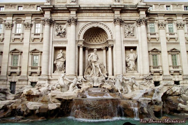 Barokową fontannę di Trevi zbudowano z inicjatywy Klemensa XII.