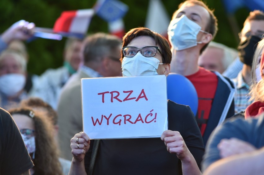 Rafał Trzaskowski w Lesznie. Wziął udział w wyborczej debacie z udziałem dziennikarzy. Zdjęcia i filmy