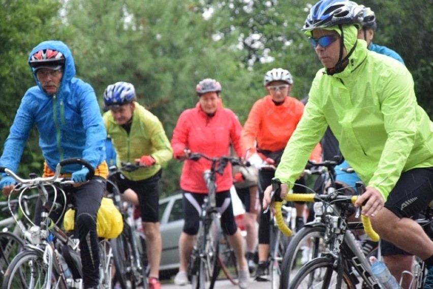 XV Pielgrzymka Rowerowa na Jasną Górę. Ponad 100 mieszkańców powiatu dębickiego wyruszyło dziś z Dobrkowa do Częstochowy