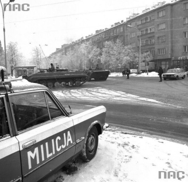 Warszawa 13 grudnia, podczas stanu wojennego. Tak wyglądały ulice miasta 35 lat temu [ZDJĘCIA]