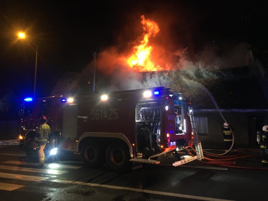 Wielki pożar kamienicy w Pleszewie. Strażacy walczą z żywiołem. Zagrożone są sąsiednie budynki