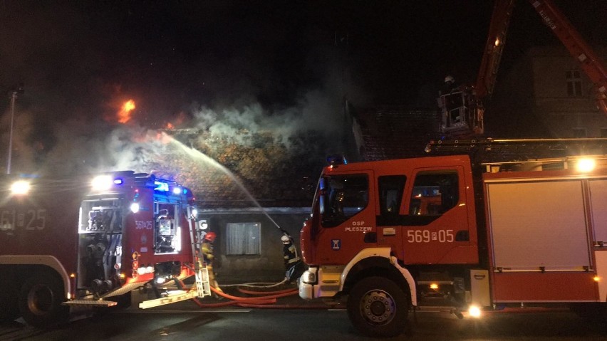 Wielki pożar kamienicy w Pleszewie. Strażacy walczą z żywiołem. Zagrożone są sąsiednie budynki