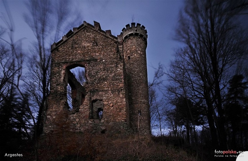 Zamek Księcia Henryka i najpiękniejszy widok na Karkonosze- od Śnieżki aż po Śnieżne Kotły. Idealne miejsce na wakacyjną wycieczkę