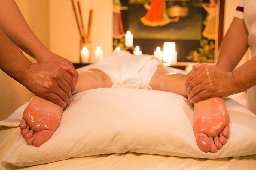 Tajski masaż jest bardzo nietypowy i zalicza się go do tzw....