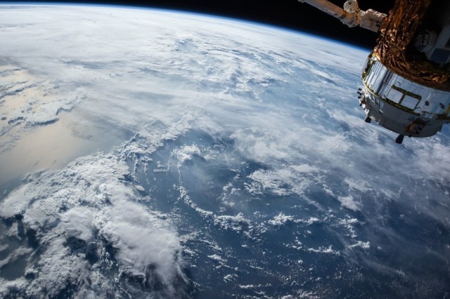 International Space Station (ISS), czyli polsku Międzynarodowa Stacja Kosmiczna to projekt powstały w wyniku współpracy przedstawicieli wielu krajów. Pierwsze moduły stacji wyniesiono na orbitę w 1998 roku. Dzisiaj liczy 16 modułów, w przyszłości ma dołączyć do niej jeszcze jeden. Jednocześnie na Międzynarodowej Stacji Kosmicznej może przebywać 6 członków załogi.