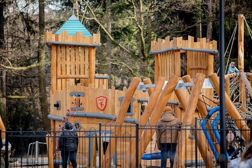 Nowy plac zabaw w Parku Szwedzkim w Szczawnie-Zdroju otwarty (ZDJĘCIA i FILM)