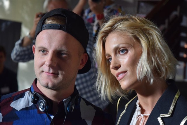 Anja Rubik
związana z Częstochową supermodelka, która od lat znajduje się na szczycie branży modowej. Jest absolwentkną I Społecznego Liceum Ogólnokształcącego im.Z.Herberta. Od dziecka organizowała w Częstochowie akcje charytatywne, m.in. “Ale ciacho”, żeby wspomóc Schronisko dla Zwierząt w Częstochowie. Jest jedną z laureatek VI Miejskiej Edycji Ogólnopolskiego Konkursu Nastolatków “Ośmiu Wspaniałych”w Częstochowie. Od 1997 r. pracuje w zawodzie modelki. Brała udział w kampaniach reklamowych dla najbardziej znanych domów mody, w tym Chloe, Gucci, Chanel, Valentino, Estee Lauder, Versace i YSL. Stała się jedną z najbardziej rozpoznawalnych muz Karla Lagerfelda. Jest też Ambasadorką domu mody Saint Laurent. Vogue Paris nazwał Rubik jedną z 30 najlepszych modelek dekady. Jako założycielka i redaktorka naczelna autorskiego „25 Magazine”, prezentuje artystów i fotografów z całego świata. Od lat Anja przekracza świat mody i działa społecznie i na rzecz środowiska. W uznaniu za jej doświadczenia w zakresie przedsiębiorczości i filantropii, od 2016 roku zasiada w radzie doradców Brooklyn Muzeum. W 2017 roku Rubik przyjęła rolę Konsultantki Kreatynwej oraz Ambasadorki organizacji Parley, z którą bierze udział w kampaniach uświadamiających o stanie zanieczyszczenia oceanów. Co roku wspiera akcję WOŚP, a w 2019 roku została nagrodzona Honorową Gwiazdą Dobroczynności. Jest założycielką Fundacji na rzecz Edukacji Seksualnej. Wydała książkę ” #sexedpl – rozmowy Anji Rubik  o dojrzewaniu, miłości i seksie”. (na podstawie: twarze.czestochowa.pl)