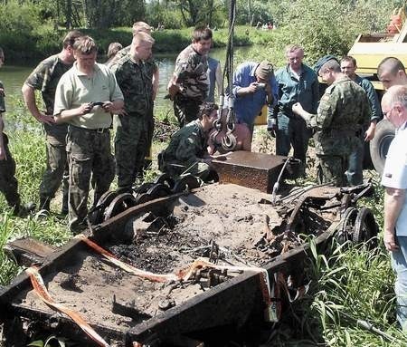 Wydobycie ważących kilka ton szczątków niemieckiego transportera opancerzonego nie było łatwe. Miłośnicy militariów skonstruowali nawet specjalny przyrząd, aby ułatwić sobie zadanie. Fot. A. Kurzyński