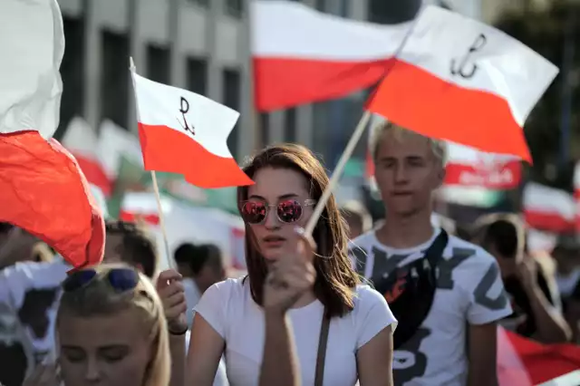 Choć pierwsze odgłosy walki o wolność słychać było kilkadziesiąt lat temu o godz. 14 na Żoliborzu to przyjęło się, że symboliczną godziną rozpoczęcia Powstania Warszawskiego jest godz. 17. Pod kryptonimem "Godzina W" dowódca Armii Krajowej Tadeusz Komorowski ps. Bór nakazał wówczas, w 1944 roku, rozpoczęcie akcji "Burza".

1 sierpnia co roku o tej porze w Warszawie uruchamiane są syreny alarmowe a całe miasto na chwilę staje, oddając symboliczny hołd Powstańcom poległym na polu bitwy. Warto na chwilę się zatrzymać.

Tak było rok temu:
Zobaczcie też: Godzina "W" 2017, Warszawa. Całe miasto stanęło, aby oddać hołd powstańcom [ZDJĘCIA, WIDEO]

Zdjęcie z godziny "W" z 2016 roku wykonane przy warszawskiej Rotundzie