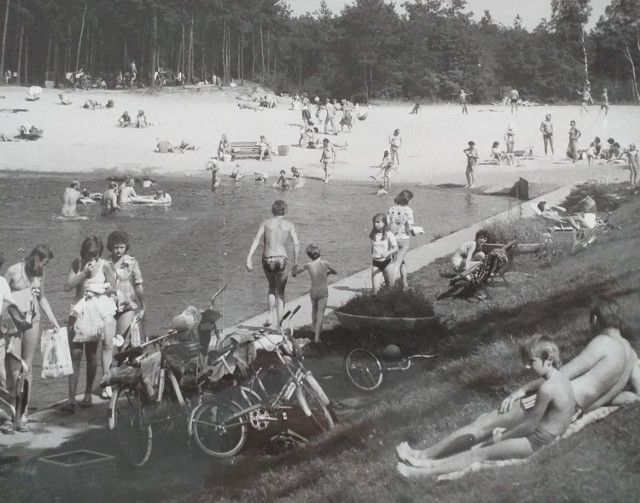 Oryginalny opis z 1976 roku: Międzyzakładowy Ośrodek Rekreacyjny w Stargańcu. Wczorajszą niedzielę spędziło tu ponad 5 tys. osób.