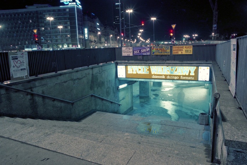 Tak wyglądała Warszawa w latach 90. „Taki czas kiedy wszystko jest możliwe”. Rozmawiamy o wystawie w Muzeum Warszawy