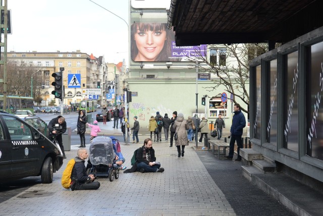 Protest przeciw dopalaczom: Medytowali przed sklepem [ZDJĘCIA]