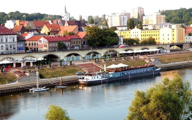 Bulwar Nadwarciański w Gorzowie Wielkopolskim
Warta w Gorzowie to centralny punkt miasta. Spacer brzegami jest nie tylko długi. Co krok to czeka nas jakaś atrakcja... Sam Bulwar? Wraz z częścią, która znajduje się po drugiej stronie mostu Staromiejskiego, tworzy perełkę, z której gorzowianie dumni są od kilku lat. Nic dziwnego! Gorzów po wielu latach zwrócił się ku rzece, a ta odwzajemnia się mieszkańcom wieloma możliwościami relaksu. 

--> CZYTAJ WIĘCEJ - Bulwar Nadwarciański w Gorzowie Wielkopolskim: Jedna rzeka, dwa brzegi, a ile ciekawych historii!

LOKALIZACJA:
