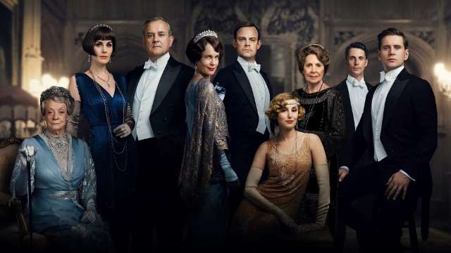 Choć od zakończenia produkcji serialu opowiadającego o losie Crowleyów minęło sześć lat, fani wciąż miło wspominają perypetie rodziny Crowleyów. Wielka Brytania w okresie burzliwych zmian społecznych staje się doskonałym tłem dla szlachty i pracowników dworu w Downton. Serial przez wiele lat uważany był za jedną z najlepszych kostiumowych produkcji. W niektórych sferach nawet toczą się dyskusje: Lepsze „The Crown”, czy "Downton Abbey”? 
