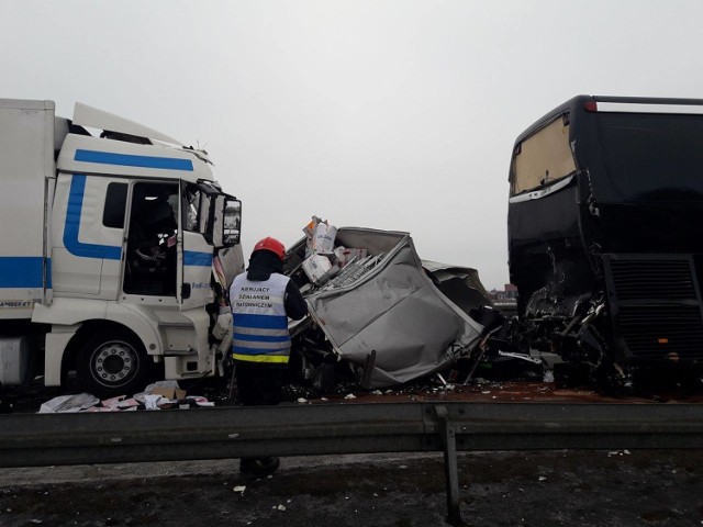 Wypadek na DK 1 pod Radomskiem. Ciężarówka zderzyła się z autobusem