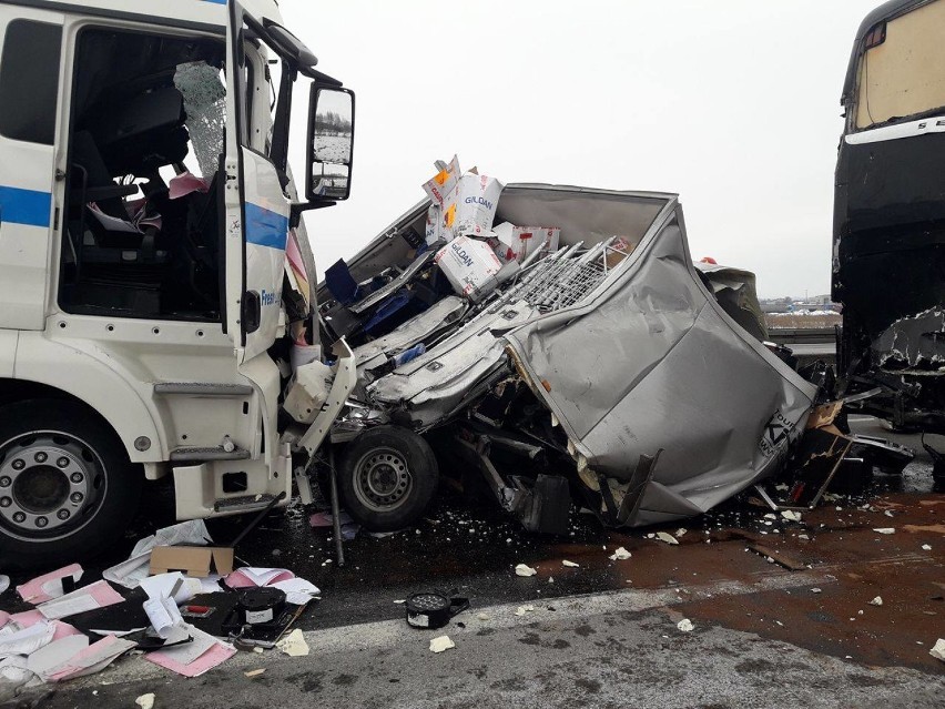 Wypadek na DK 1 pod Radomskiem. Ciężarówka zderzyła się z...