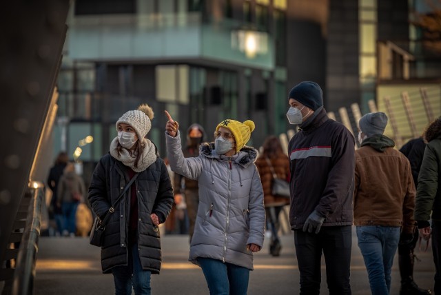 Zielona Góra i powiat zielonogórski to miejsce, w którym ryzyko zakażenia koronawirusem jest duże. Tak wynika z naszych obliczeń po opublikowaniu najnowszych oficjalnych danych z 25 lutego. Przez ostatnie siedem dni w powiecie zielonogórskim zakażały się 32 osoby na 100 tys. mieszkańców dziennie (więcej w Zielonej Górze). Taki wskaźnik już umiejscawia nasz powiat w strefie czerwonej. 

Co gorsza, północnej stolicy regionu coraz bliżej do strefy czarnej (powyżej 70 zakażeń na 100 tys.), która oznacza m.in. powrót uczniów klas I-III do nauczania zdalnego czy zamknięcie galerii handlowych oraz kin czy teatrów. 
Na przeciwległym biegunie jest powiat wschowski, który - według ubiegłorocznych kryteriów - byłby w strefie zielonej. W powiecie wschowskim przez ostatni tydzień zarażały się średnio 4 osoby na 100 tys. mieszkańców. Zielonej Górze i powiatowi zielonogórskiemu grozi strefa czerwona.

CZYTAJ DALEJ >>>

Zobacz również: Koronawirus na jedzeniu na wynos. Dr Paweł Grzesiowski odpowiada:

źródło: tvn24/x-news