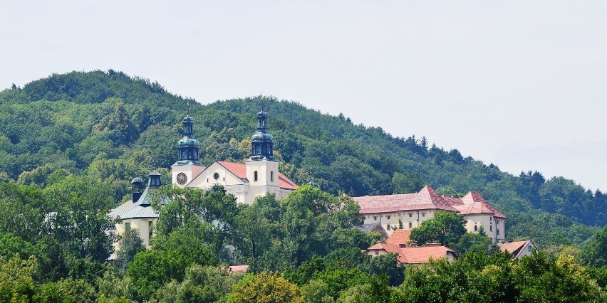 Miasto znajduje się 14 km na wschód od Wadowic. To...