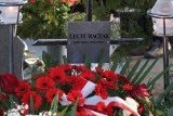 Poznań: Pogrzeb Lecha Raczaka. Na Cmentarzu Górczyńskim tłumy żegnały założyciela Teatru Ósmego Dnia [ZDJĘCIA]